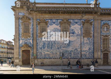 Église d'Igreja do Carmo à Porto avec tuile bleue appelée Azulejos par une journée ensoleillée, Porto, Portugal Banque D'Images