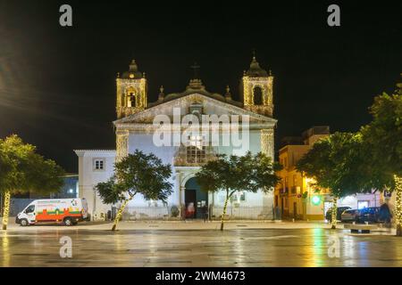 Paysage urbain la nuit avec l'église catholique Igreja de Santa Maria à Lagos, Algarve, Portugal Banque D'Images