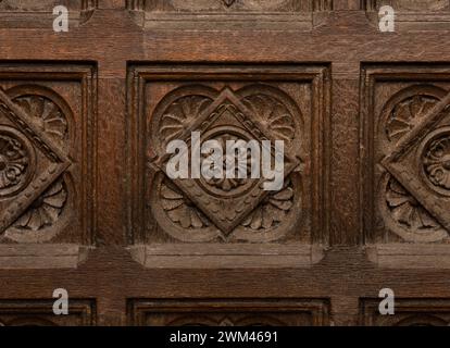 Détails architecturaux des portes en bois des bâtiments et intérieurs de l'Université de Glasgow en Écosse Banque D'Images