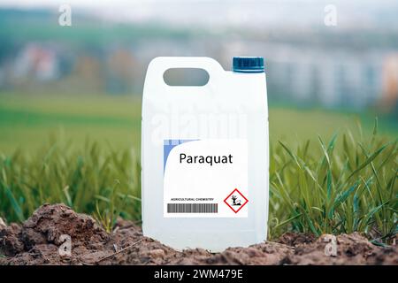 Récipient pour herbicide paraquat Banque D'Images