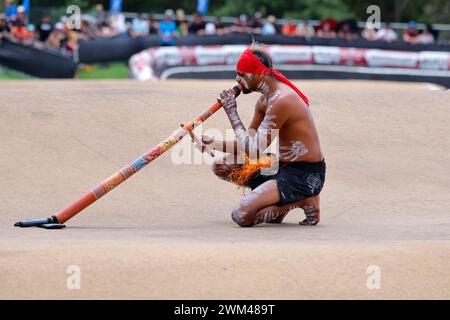 Brisbane, Australie. 24 février 2024. Une représentation aborigène ouvre officiellement la Coupe du monde de course BMX UCI au complexe sportif Sleeman. Crédit : Matthew Starling / Alamy Live News Banque D'Images