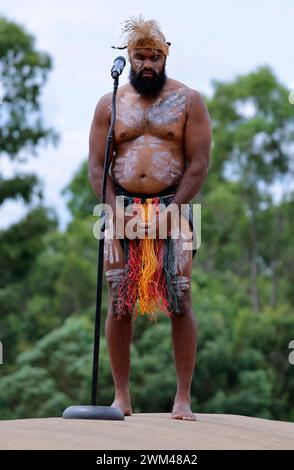 Brisbane, Australie. 24 février 2024. Une représentation aborigène ouvre officiellement la Coupe du monde de course BMX UCI au complexe sportif Sleeman. Crédit : Matthew Starling / Alamy Live News Banque D'Images