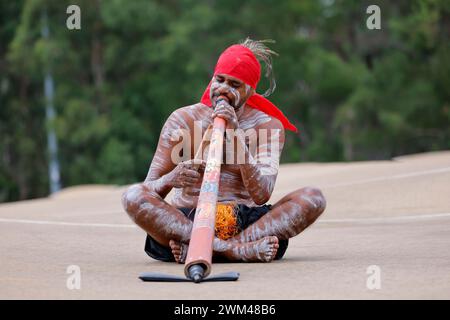 Brisbane, Australie. 24 février 2024. Une représentation aborigène ouvre officiellement la Coupe du monde de course BMX UCI au complexe sportif Sleeman. Crédit : Matthew Starling / Alamy Live News Banque D'Images