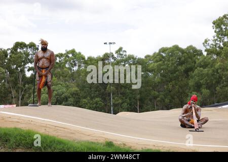 Brisbane, Australie. 24 février 2024. Une représentation aborigène ouvre officiellement la Coupe du monde de course BMX UCI au complexe sportif Sleeman. Crédit : Matthew Starling / Alamy Live News Banque D'Images