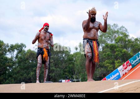 Brisbane, Australie. 24 février 2024. Une représentation aborigène ouvre officiellement la Coupe du monde de course BMX UCI au complexe sportif Sleeman. Crédit : Matthew Starling / Alamy Live News Banque D'Images