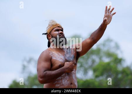 Brisbane, Australie. 24 février 2024. Une représentation aborigène ouvre officiellement la Coupe du monde de course BMX UCI au complexe sportif Sleeman. Crédit : Matthew Starling / Alamy Live News Banque D'Images