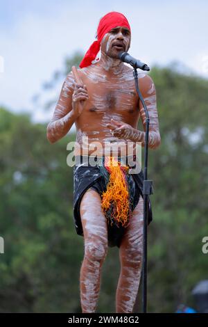 Brisbane, Australie. 24 février 2024. Une représentation aborigène ouvre officiellement la Coupe du monde de course BMX UCI au complexe sportif Sleeman. Crédit : Matthew Starling / Alamy Live News Banque D'Images