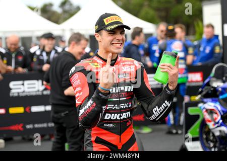 MELBOURNE, AUSTRALIE. 24 février 2024. Yari Montella (55), Italien, pilote de la Ducati Panigale V2 pour BARNI Spark Racing Team, célèbre sa victoire dans la course 1 de la première manche du Championnat du monde Supersport 2024 à Phillip Island. Crédit Karl Phillipson/Alamy Live News Banque D'Images