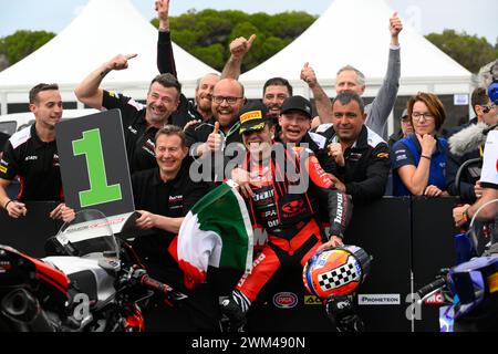 MELBOURNE, AUSTRALIE. 24 février 2024. Yari Montella (55 ans), Italien, pilote de la Ducati Panigale V2 pour BARNI Spark Racing Team, célèbre avec son équipe après avoir remporté la course 1 lors de la première manche du Championnat du monde Supersport 2024 à Phillip Island. Crédit Karl Phillipson/Alamy Live News Banque D'Images