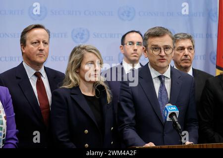 Nations Unies, New York, États-Unis, 23 février 2024 - Dmytro Kuleba (au micro), ministre des Affaires étrangères de l'Ukraine, presser aujourd'hui au siège des Nations Unies à New York. Photo : Luiz Rampelotto/EuropaNewswire à usage éditorial exclusif. Non destiné à UN USAGE commercial ! Banque D'Images