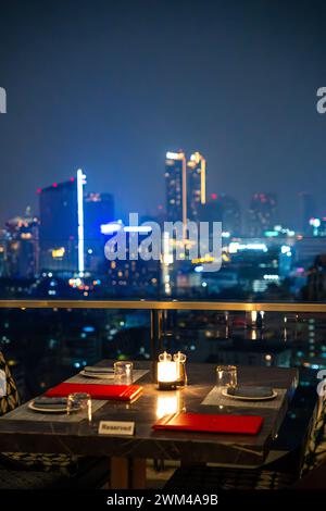 Vue sur les gratte-ciel de Bangkok la nuit depuis un restaurant sur le toit, Bangkok Thaïlande Banque D'Images