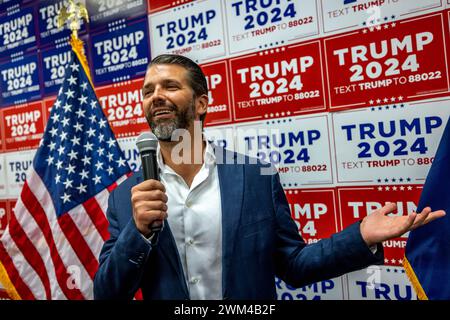 CHARLESTON, CAROLINE DU SUD - 23 FÉVRIER : Donald Trump Jr. prononce un discours devant une foule lors d'un événement de campagne Team Trump le vendredi 23 février 2024 à Charleston, Caroline du Sud. L'ancien président Donald Trump fait campagne en Caroline du Sud avant la primaire présidentielle républicaine de l'État le 24 février. ? (Photo de Michael Nigro/Sipa USA) crédit : Sipa USA/Alamy Live News Banque D'Images