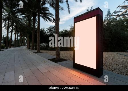 Un tableau de bord électronique avec un écran blanc vide sur une rue de ville. Copier l'espace. Publicité sur la route. Banque D'Images