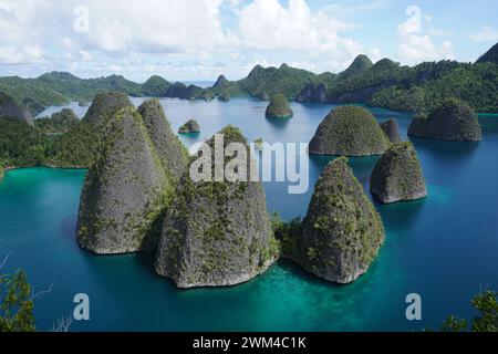 Vue du sommet des îles Wayag. Blue Lagoon et îles calcaires dans un archipel éloigné. Raja Ampat, Papouasie occidentale, Indonésie. Banque D'Images