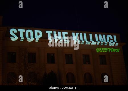 Berlin, Allemagne. 24 février 2024. Pour marquer le deuxième anniversaire du début de la guerre en Ukraine, Greenpeace projette la phrase «arrêtez le massacre!» Sur la façade de l'ambassade russe à Berlin. Ce samedi marque le deuxième anniversaire du début de la guerre d'agression russe contre l'Ukraine. Crédit : Annette Riedl/dpa/Alamy Live News Banque D'Images