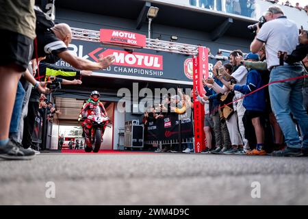 Circuit du Grand Prix de Phillip Island, 24 février 2024 : Nicolo Bulega (ITA) remporte la course 1 lors du Championnat du monde Superbike 2024. Corleve/Alamy Live News Banque D'Images