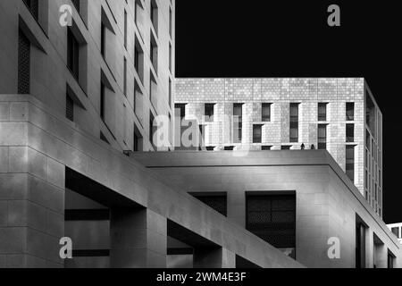 Doha, Qatar - 24 février 2024 : architecture monochrome du centre-ville de Msheireb au Qatar Banque D'Images