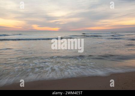 Une vue panoramique au lever du soleil sur une plage sur les Outer Banks à Nags Head, Caroline du Nord. Banque D'Images