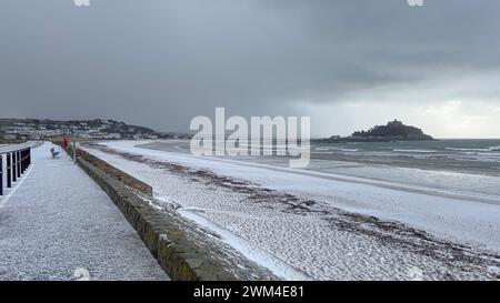 St Michaels Mount Marazion Cornwall, grêle de neige, vent, pluie gélifiée, tous les temps en une journée, St Michael's Mount, Marazion Cornwall Angleterre, marée très basse Banque D'Images