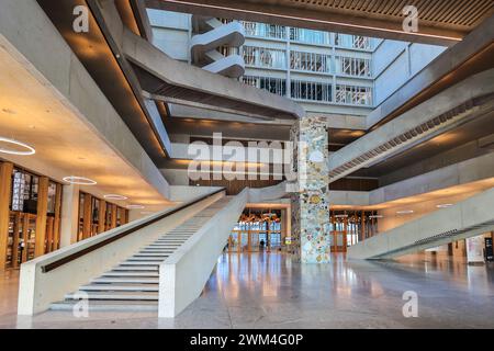 Muttenz, Suisse - 19 septembre. 2022 : le hall d'entrée moderne de l'Université professionnelle de FHNW à Muttenz, Suisse. C'est un enseignement et Banque D'Images