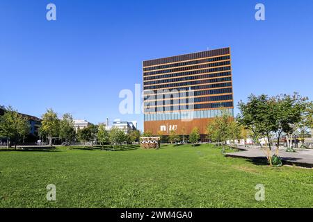 Muttenz, Suisse - 19 septembre. 2022 : le bâtiment moderne de l'Université professionnelle FHNW à Muttenz, Suisse. C'est un enseignement et une recherche Banque D'Images