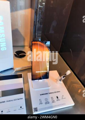 Le Caire, Égypte, 9 février 2024 : modèles de téléphones portables phare de Samsung, le groupe Samsung est un siège de conglomérat de fabrication multinationale sud-coréenne Banque D'Images