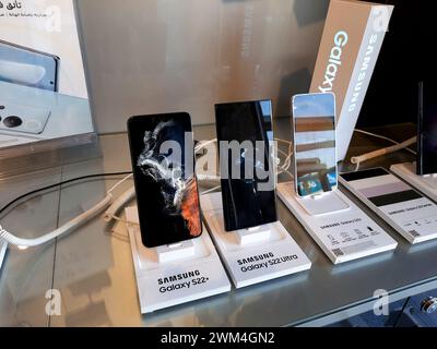 Le Caire, Égypte, 9 février 2024 : modèles de téléphones portables phare de Samsung, le groupe Samsung est un siège de conglomérat de fabrication multinationale sud-coréenne Banque D'Images