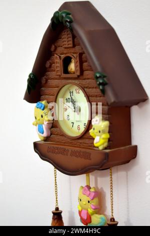 Gizeh, Égypte, 18 février 2024 : une horloge à coucou, qui frappe les heures avec un son comme un appel à coucou commun et a un oiseau à coucou automatisé qui MOV Banque D'Images