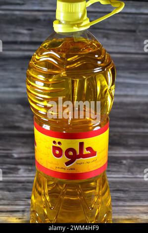 Le Caire, Égypte, 19 février 2024 : Helwa Food Oil qui est un mélange de tournesol, soja, huile naturelle, a des utilisations multiples dans la cuisine dans la cuisine de divers foo Banque D'Images