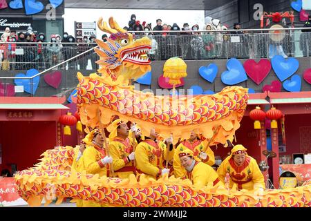 Qingdao, Chine. 24 février 2024. Les citoyens participent à un spectacle d'art populaire pendant le Festival des lanternes sur la place du Carnaval maritime dans la nouvelle zone de la côte ouest de Qingdao, province du Shandong, Chine, le 24 février 2024. (Photo de Costfoto/NurPhoto) crédit : NurPhoto SRL/Alamy Live News Banque D'Images