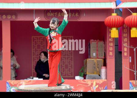 Qingdao, Chine. 24 février 2024. Les citoyens participent à un spectacle d'art populaire pendant le Festival des lanternes sur la place du Carnaval maritime dans la nouvelle zone de la côte ouest de Qingdao, province du Shandong, Chine, le 24 février 2024. (Photo de Costfoto/NurPhoto) crédit : NurPhoto SRL/Alamy Live News Banque D'Images