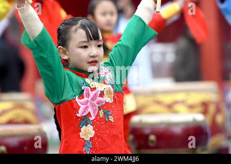 Qingdao, Chine. 24 février 2024. Les citoyens participent à un spectacle d'art populaire pendant le Festival des lanternes sur la place du Carnaval maritime dans la nouvelle zone de la côte ouest de Qingdao, province du Shandong, Chine, le 24 février 2024. (Photo de Costfoto/NurPhoto) crédit : NurPhoto SRL/Alamy Live News Banque D'Images