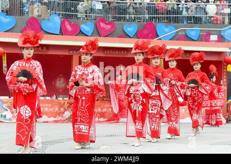 Qingdao, Chine. 24 février 2024. Les citoyens participent à un spectacle d'art populaire pendant le Festival des lanternes sur la place du Carnaval maritime dans la nouvelle zone de la côte ouest de Qingdao, province du Shandong, Chine, le 24 février 2024. (Photo de Costfoto/NurPhoto) crédit : NurPhoto SRL/Alamy Live News Banque D'Images