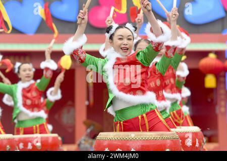 Qingdao, Chine. 24 février 2024. Les citoyens participent à un spectacle d'art populaire pendant le Festival des lanternes sur la place du Carnaval maritime dans la nouvelle zone de la côte ouest de Qingdao, province du Shandong, Chine, le 24 février 2024. (Photo de Costfoto/NurPhoto) crédit : NurPhoto SRL/Alamy Live News Banque D'Images