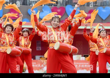 Qingdao, Chine. 24 février 2024. Les citoyens participent à un spectacle d'art populaire pendant le Festival des lanternes sur la place du Carnaval maritime dans la nouvelle zone de la côte ouest de Qingdao, province du Shandong, Chine, le 24 février 2024. (Photo de Costfoto/NurPhoto) crédit : NurPhoto SRL/Alamy Live News Banque D'Images