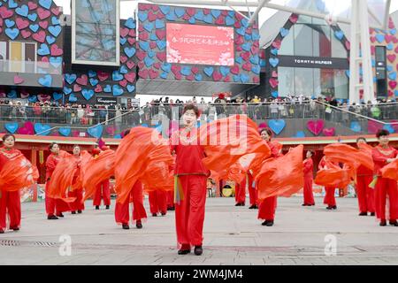 Qingdao, Chine. 24 février 2024. Les citoyens participent à un spectacle d'art populaire pendant le Festival des lanternes sur la place du Carnaval maritime dans la nouvelle zone de la côte ouest de Qingdao, province du Shandong, Chine, le 24 février 2024. (Photo de Costfoto/NurPhoto) crédit : NurPhoto SRL/Alamy Live News Banque D'Images