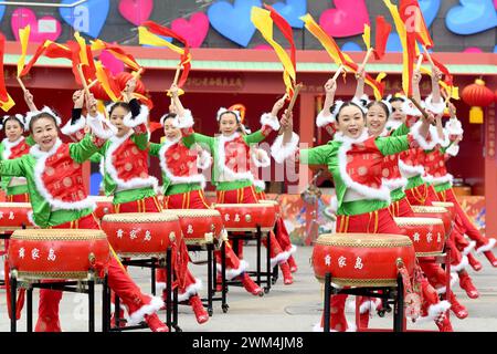 Qingdao, Chine. 24 février 2024. Les citoyens participent à un spectacle d'art populaire pendant le Festival des lanternes sur la place du Carnaval maritime dans la nouvelle zone de la côte ouest de Qingdao, province du Shandong, Chine, le 24 février 2024. (Photo de Costfoto/NurPhoto) crédit : NurPhoto SRL/Alamy Live News Banque D'Images