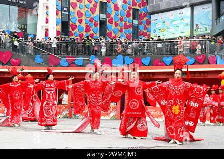 Qingdao, Chine. 24 février 2024. Les citoyens participent à un spectacle d'art populaire pendant le Festival des lanternes sur la place du Carnaval maritime dans la nouvelle zone de la côte ouest de Qingdao, province du Shandong, Chine, le 24 février 2024. (Photo de Costfoto/NurPhoto) crédit : NurPhoto SRL/Alamy Live News Banque D'Images