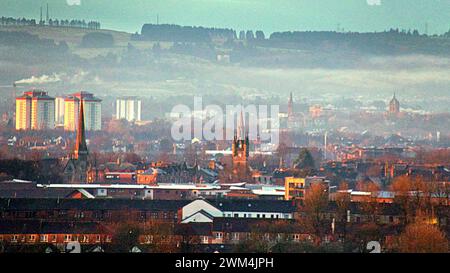 Glasgow, Écosse, Royaume-Uni. 24 février 2024. Météo britannique : début ensoleillé alors que la brume glennifer braque au sud de la ville sur Renfrew près de Paisley. Crédit Gerard Ferry/Alamy Live News Banque D'Images