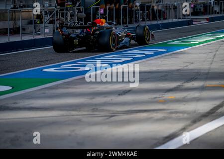 Sakhir, Bahreïn, 23 février, Max Verstappen, des pays-Bas, participe à la compétition Red Bull Racing. Essais hivernaux, les essais hivernaux du championnat de formule 1 2024. Crédit : Michael Potts/Alamy Live News Banque D'Images