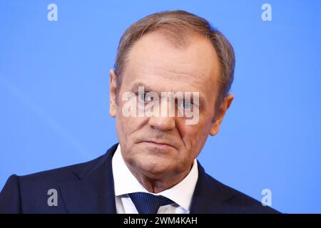 Varsovie, Pologne. 23 février 2024. Donald Tusk, premier ministre polonais, est vu lors d'une conférence de presse après une réunion bilatérale à la Chancellerie du premier ministre le 23 février 2024 à Varsovie, en Pologne. La présidente de l'exécutif de l'UE est arrivée pour annoncer que jusqu'à 137 milliards d'euros de fonds européens, actuellement bloqués pour la Pologne, seront libérés par le collège des commissaires la semaine prochaine. (Crédit image : © Beata Zawrzel/ZUMA Press Wire) USAGE ÉDITORIAL SEULEMENT! Non destiné à UN USAGE commercial ! Banque D'Images