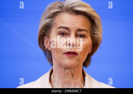 Varsovie, Pologne. 23 février 2024. Ursula von der Leyen, présidente de la Commission européenne, est vue lors d'une conférence de presse après une réunion bilatérale à la Chancellerie du premier ministre le 23 février 2024 à Varsovie, en Pologne. La présidente de l'exécutif de l'UE est arrivée pour annoncer que jusqu'à 137 milliards d'euros de fonds européens, actuellement bloqués pour la Pologne, seront libérés par le collège des commissaires la semaine prochaine. (Crédit image : © Beata Zawrzel/ZUMA Press Wire) USAGE ÉDITORIAL SEULEMENT! Non destiné à UN USAGE commercial ! Banque D'Images