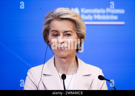 Varsovie, Pologne. 23 février 2024. Ursula von der Leyen, présidente de la Commission européenne, est vue lors d'une conférence de presse après une réunion bilatérale à la Chancellerie du premier ministre le 23 février 2024 à Varsovie, en Pologne. La présidente de l'exécutif de l'UE est arrivée pour annoncer que jusqu'à 137 milliards d'euros de fonds européens, actuellement bloqués pour la Pologne, seront libérés par le collège des commissaires la semaine prochaine. (Crédit image : © Beata Zawrzel/ZUMA Press Wire) USAGE ÉDITORIAL SEULEMENT! Non destiné à UN USAGE commercial ! Banque D'Images