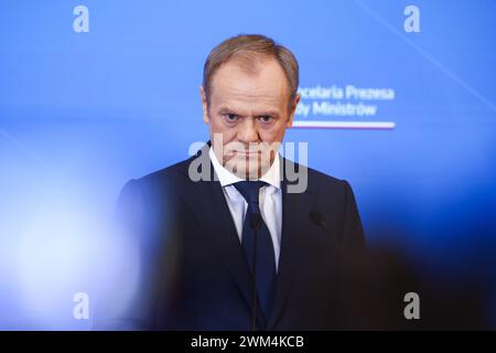 Varsovie, Pologne. 23 février 2024. Donald Tusk, premier ministre polonais, est vu lors d'une conférence de presse après une réunion bilatérale à la Chancellerie du premier ministre le 23 février 2024 à Varsovie, en Pologne. La présidente de l'exécutif de l'UE est arrivée pour annoncer que jusqu'à 137 milliards d'euros de fonds européens, actuellement bloqués pour la Pologne, seront libérés par le collège des commissaires la semaine prochaine. (Crédit image : © Beata Zawrzel/ZUMA Press Wire) USAGE ÉDITORIAL SEULEMENT! Non destiné à UN USAGE commercial ! Banque D'Images