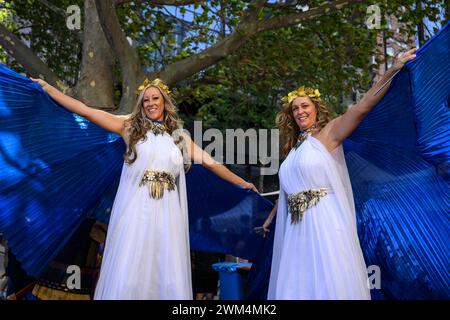 Melbourne, Australie. 24 février 2024. Les femmes vues habillées en déesses grecques. Le Festival des antipodes de Melbourne est la plus grande célébration de la culture grecque en Australie. Le festival de deux jours propose des expositions culturelles, des danses grecques traditionnelles, des spectacles de musique live et une cuisine grecque authentique de vendeurs locaux. Crédit : SOPA images Limited/Alamy Live News Banque D'Images