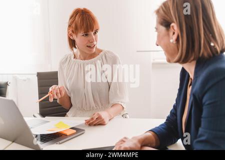 Candidat discutant du CV avec le gestionnaire des ressources humaines - entretien d'embauche au bureau moderne - engagement professionnel et processus d'emploi. Banque D'Images