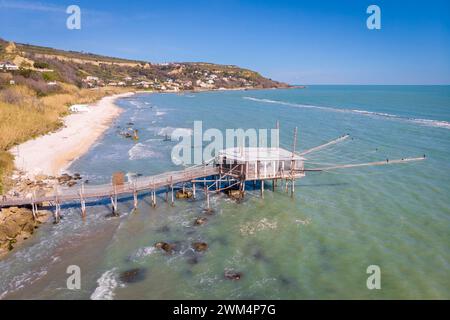 Trabocco Punta Rocciosa une maison de pêche traditionnelle en bois. Fossacesia, Chieti, Abruzzes, Italie, Europe. Banque D'Images