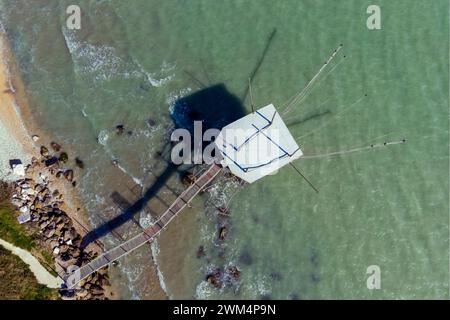 Trabocco Punta Rocciosa une maison de pêche traditionnelle en bois. Fossacesia, Chieti, Abruzzes, Italie, Europe. Banque D'Images