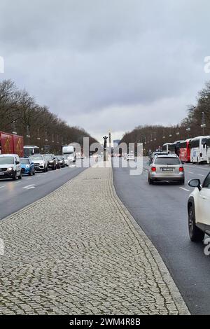 Berlin Themenfoto : Stadt, Deutschland, Berlin, 23.02.2024 Die Strasse des 17. Juni in Berlin im Hintergrund die Siegessaeule Themenfoto : Stadt, Deutschland, Berlin, 23.02.2024 *** Berlin thème photo ville, Allemagne, Berlin, 23 02 2024 Strasse des 17 Juni in Berlin in the background The Siegessaeule thème photo ville, Allemagne, Berlin, 23 02 2024 Copyright : xAugstx/xEibner-Pressefotox EP jat Banque D'Images