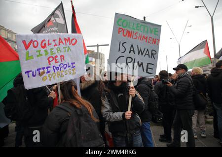 23 février 2024, Naples, Campanie/Napoli, Italie : manifestation organisée par Rete Napoli per la Palestina, Centro Culturale Handala Ali, réseau étudiant pour la Palestine, pour appeler à un arrêt du génocide du peuple palestinien par Israël après les attaques du Hamas du 7 octobre 2023, en territoire israélien. Cela fait plus de 4 mois depuis le début de l’offensive qu’Israël opère en Palestine et.a ce jour, plus de 30 000 Palestiniens ont été tués, Israël n’a épargné rien ni personne : femmes, enfants, travailleurs de la santé, journalistes. (Crédit image : © Pasquale Senatore/Pacific Banque D'Images